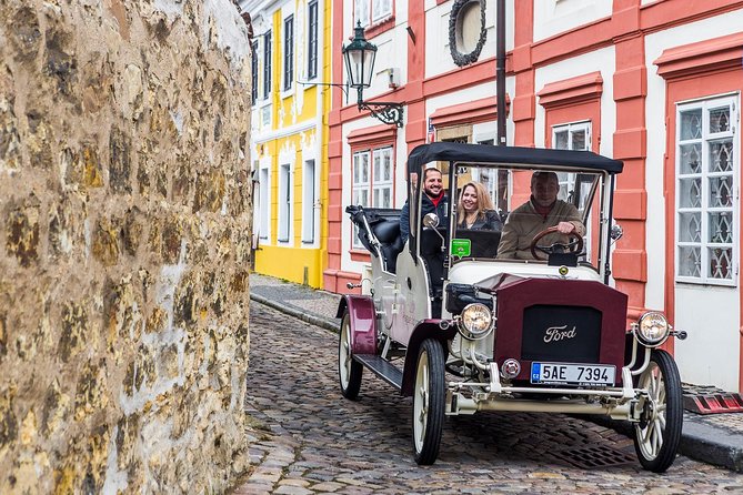 1,5 hour oldtimer convertible Prague sightseeing tour - Prague hotel pickup and why a 90-minute loop is smart