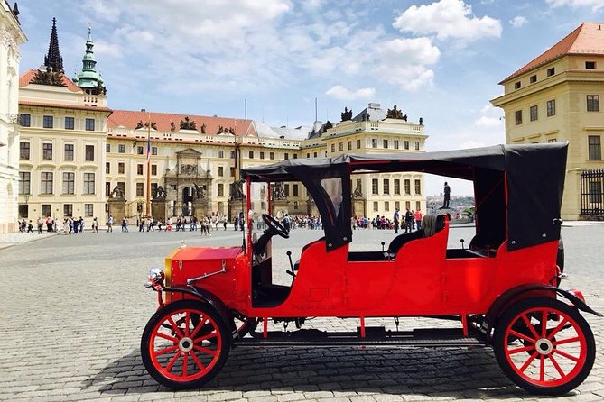 1,5 hour oldtimer convertible Prague sightseeing tour - Dancing House: modern architecture with a playful name