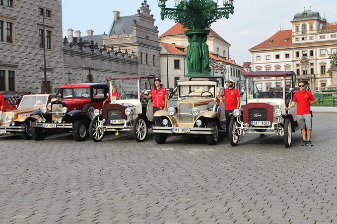 1,5 hour oldtimer convertible Prague sightseeing tour - Charles Bridge area and the Old Town Square clock: the classic core