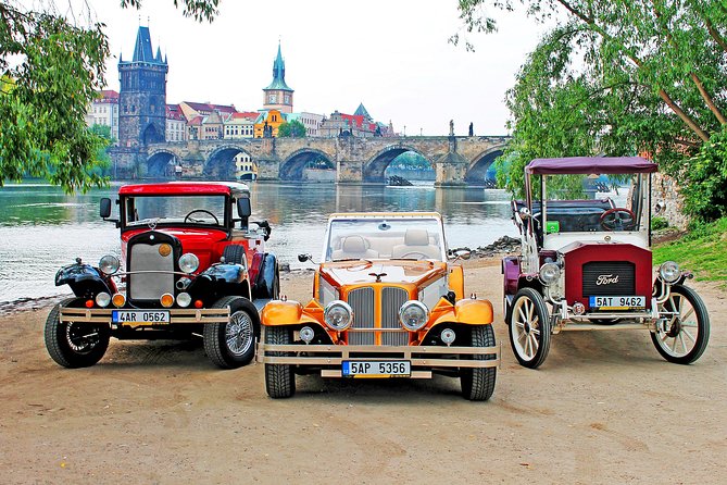 1,5 hour oldtimer convertible Prague sightseeing tour - Prague Castle and St. Vitus Cathedral area: the big first impression