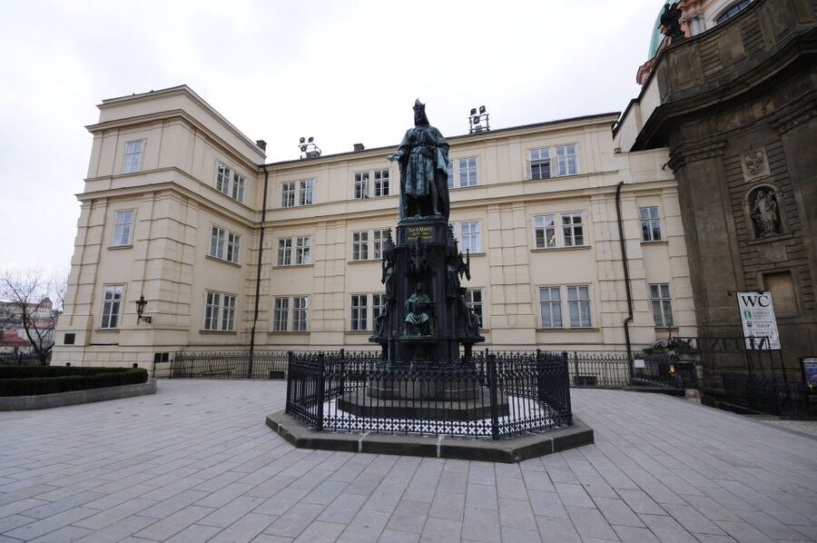 3-Hour Prague Castle & Interiors Tour - Guides and group size: why your guide really changes the day