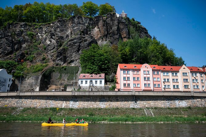 Canoeing on the Elbe river from Děčín to Bad Schandau - The first paddle beat: leaving Děčín with a canyon-wall viewpoint