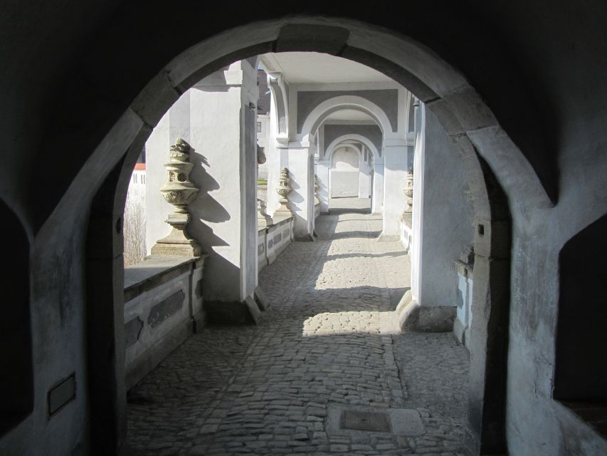 Český Krumlov: 2 Hour Private Walking Tour with Guide - Castle Interior Option: Choosing the Right Tickets After You’ve Seen the Exteriors