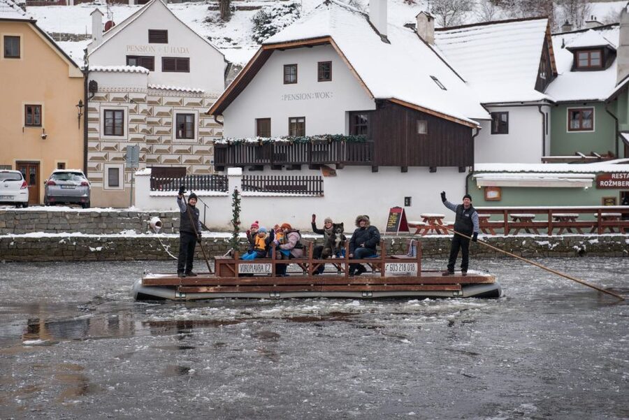 Český Krumlov: Advent Wooden Raft River Cruise - Wooden raft cruising in Český Krumlov, why it is such an efficient choice