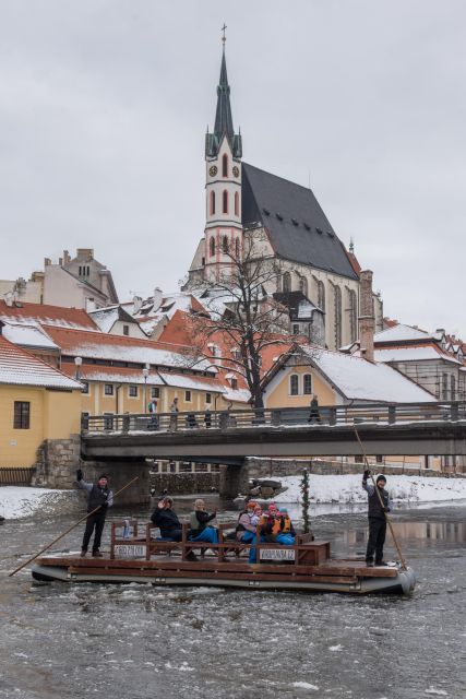 Český Krumlov: Advent Wooden Raft River Cruise - Getting the best angle with two skippers and live commentary