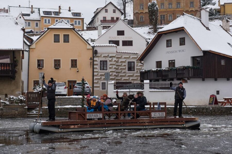 Český Krumlov: Advent Wooden Raft River Cruise - Your included drink stop, and how to choose it