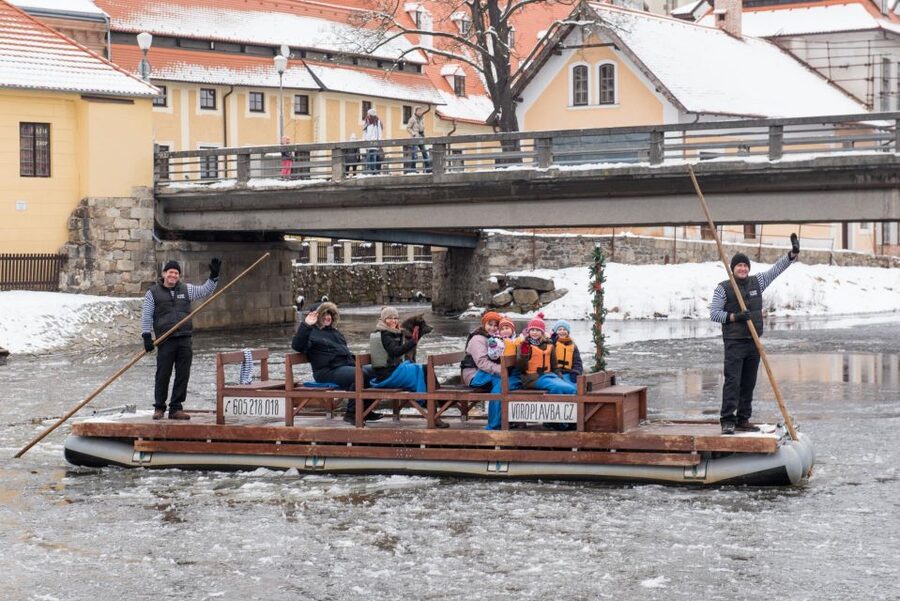 Český Krumlov: Advent Wooden Raft River Cruise - Safety basics that help you relax, life vests and pacing