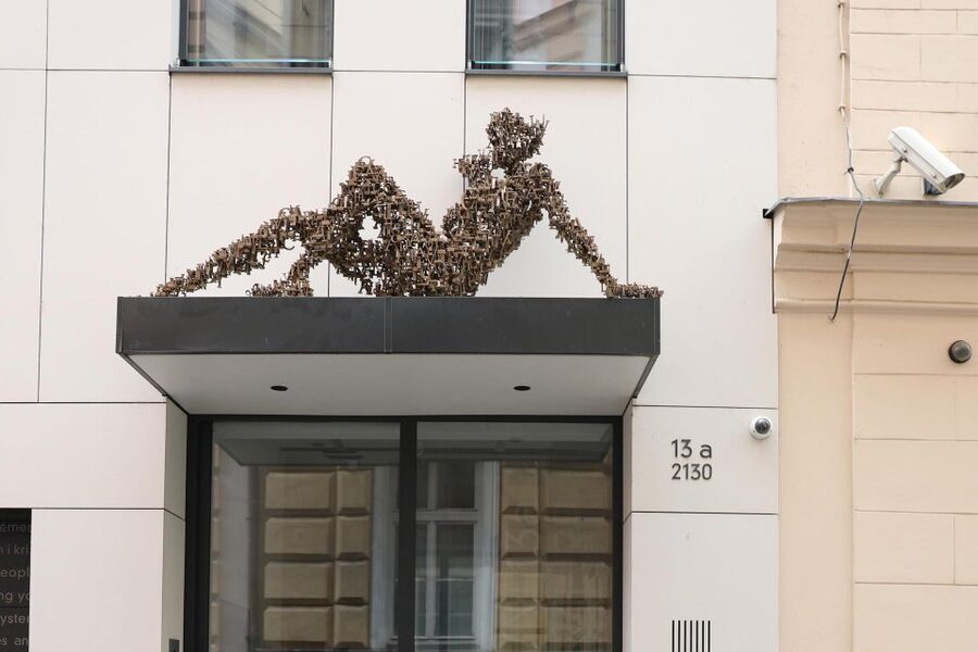 Contemporary art tour in Prague: the works of David Černý - What 10 outdoor works feels like when someone explains them
