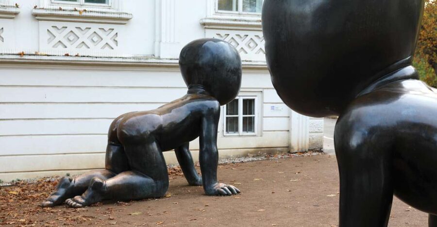 Contemporary art tour in Prague: the works of David Černý - Meeting at Kinsky Square and getting moving fast