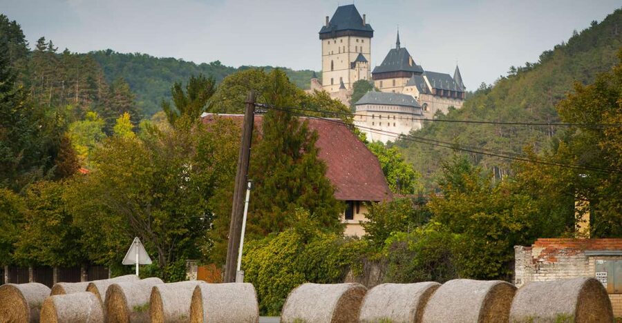 Coutryside e-bike tour to Karlstejn Castle - From Praha Bike to Prague landmarks: the ride starts with real context