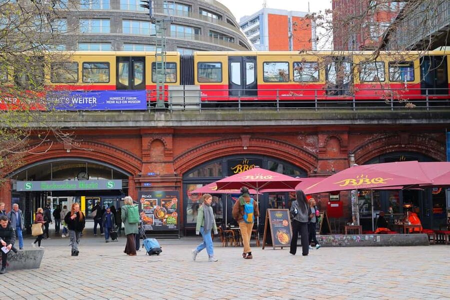 Eating Berlin: City Center Food & Beer Tour - Getting your bearings at SammyS Berliner Donuts