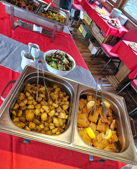 Evening cruise through Prague with 3-course served menu - The music question: what live might mean on your night