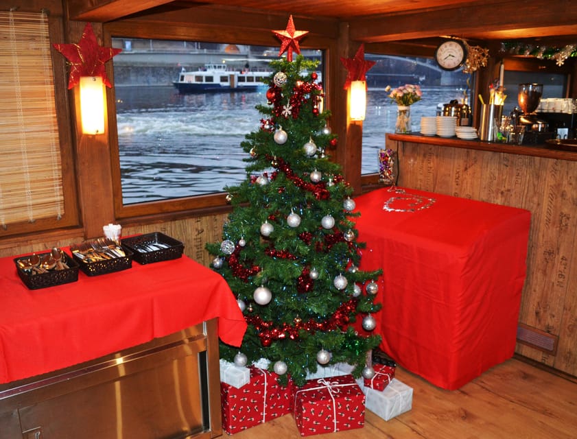 Exclusive Christmas cruise with Christmas Eve buffet - The Christmas Eve buffet dinner: Czech and international dishes, done on a ship