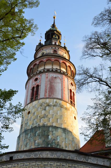 From Prague: Full-Day Trip to Český Krumlov - The guided town walk: how you get meaning from narrow streets
