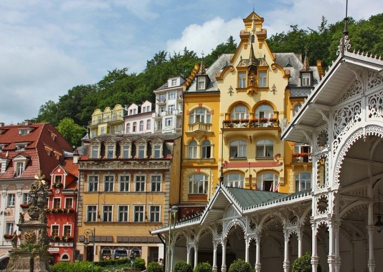 From Prague: Karlovy Vary Full-Day Tour - Lunch plus a guided walk: getting the story before you wander