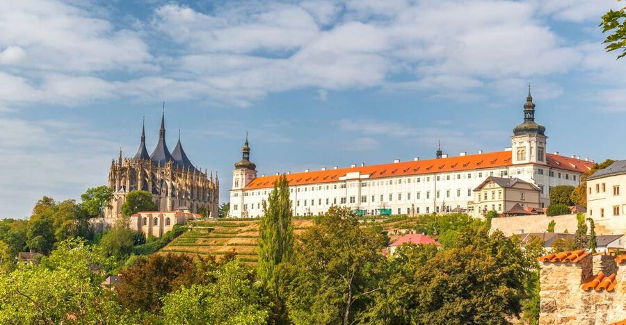 From Prague: Kutná Hora Day Excursion with Bone Church - Live guide vs audio app: how to choose and avoid hiccups