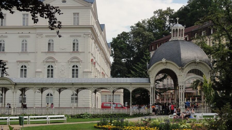 From Prague: Private Karlovy Vary & Crystal Factory Tour - Is $647 Per Group Good Value for a Karlovy Vary Day?