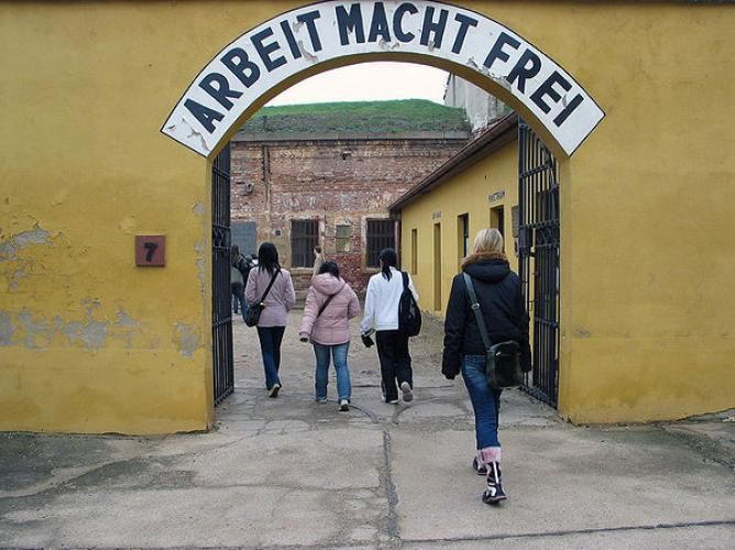 From Prague: Terezin Concentration Camp Private Tour - Ghetto Museum stop: building the timeline before you walk into the punishment sites
