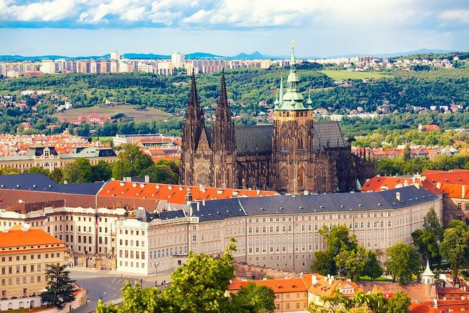 Grand Tour of Prague "among history, legends and curiosities" (NO ENGLISH) - The Jewish culture segment: rules, cuisine, and what you see inside vs outside