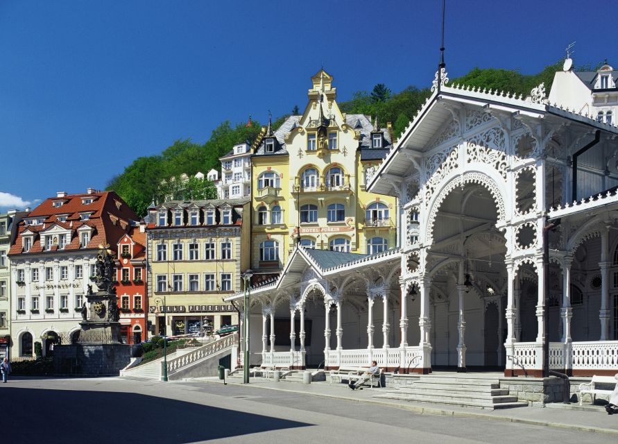 Karlovy Vary - the world famous spa - Getting there from Prague, the yellow kiosk meeting point
