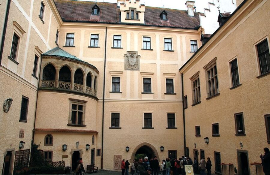 Konopiště: Chateau Tour from Prague - How the tour handles language: English guide and audio support, with some real-world variation