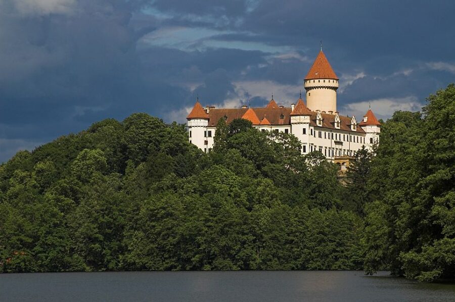 Konopiště: Chateau Tour from Prague - Getting to the castle, group pacing, and photo time