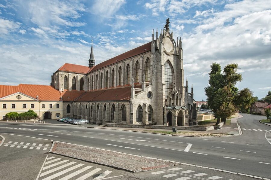 Kutná Hora: Sedlec Ossuary Skip-the-Line Ticket & Audioguide - The cathedral after the ossuary: shifting from bones to architecture