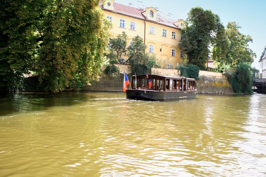 Prague: 1.5-Hour River Boat Cruise and Guided Tour - Key things to know before you go