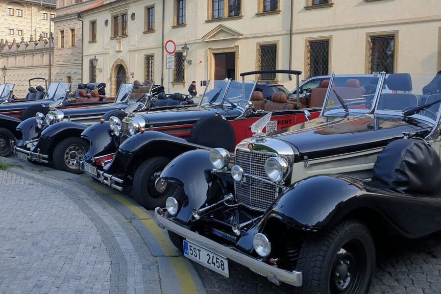 Prague: 1-Hour Private Tour in Vintage Car - How the one hour loop works, from pickup to drop-off