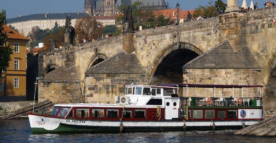 Prague: 2-Hour Lunch Cruise on the Vltava River - Getting To the Yellow Kiosk Near Old Town Square