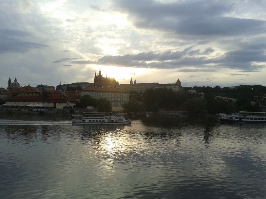 Prague: 3-hour Evening River Cruise with Dinner - Vltava at night in 3 hours, what that really gives you