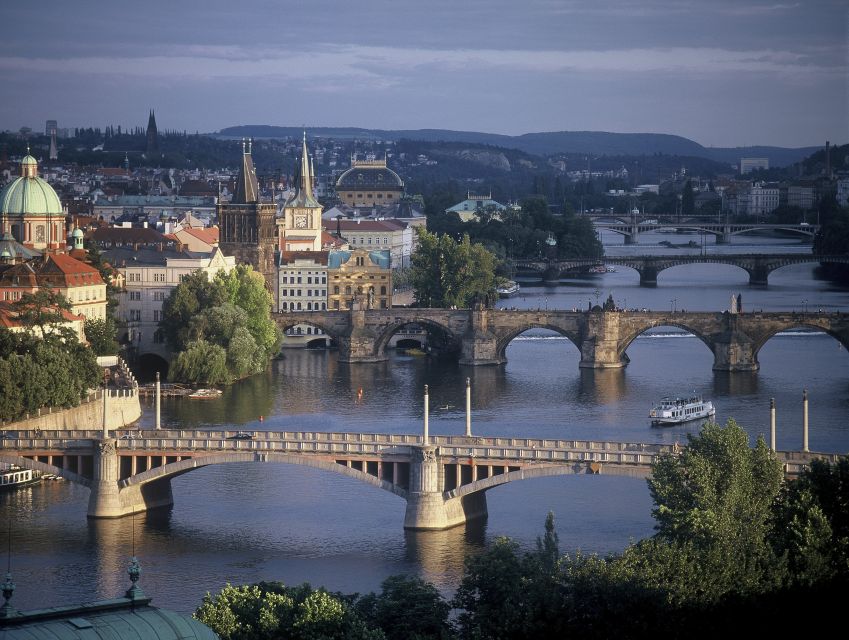 Prague: 3-hour Evening River Cruise with Dinner - Buffet dinner on board: easy to enjoy, but expect the flow