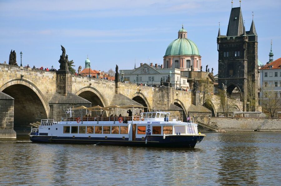 Prague: 3-hour Evening River Cruise with Dinner - Staff help and seating: why it can make or break the experience