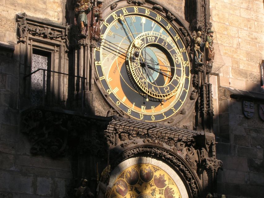 Prague: 3-Hour Old Town and Prague Castle Tour in German - Josefov and the Jewish Quarter exteriors: synagogues and the old cemetery