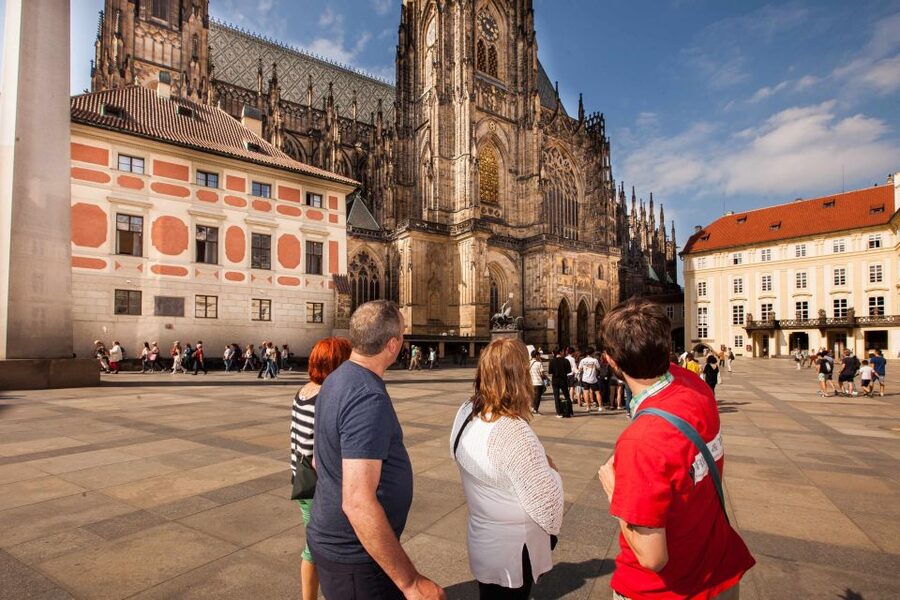 Prague: 6-Hour City Tour including Cruise and Lunch - Czech lunch break before you float the Vltava