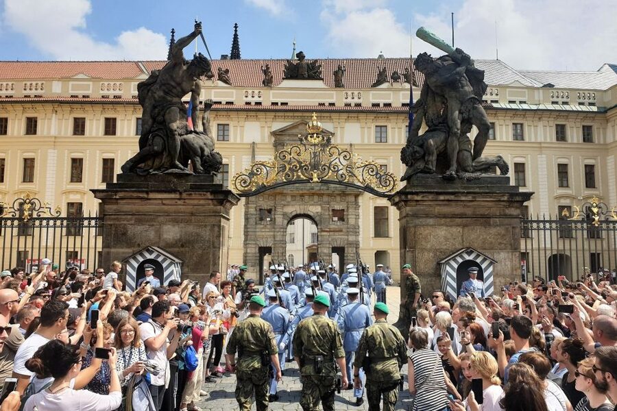 Prague: 6-Hour Tour with River Boat Cruise and Lunch - What to pack and how to handle Prague weather on this route
