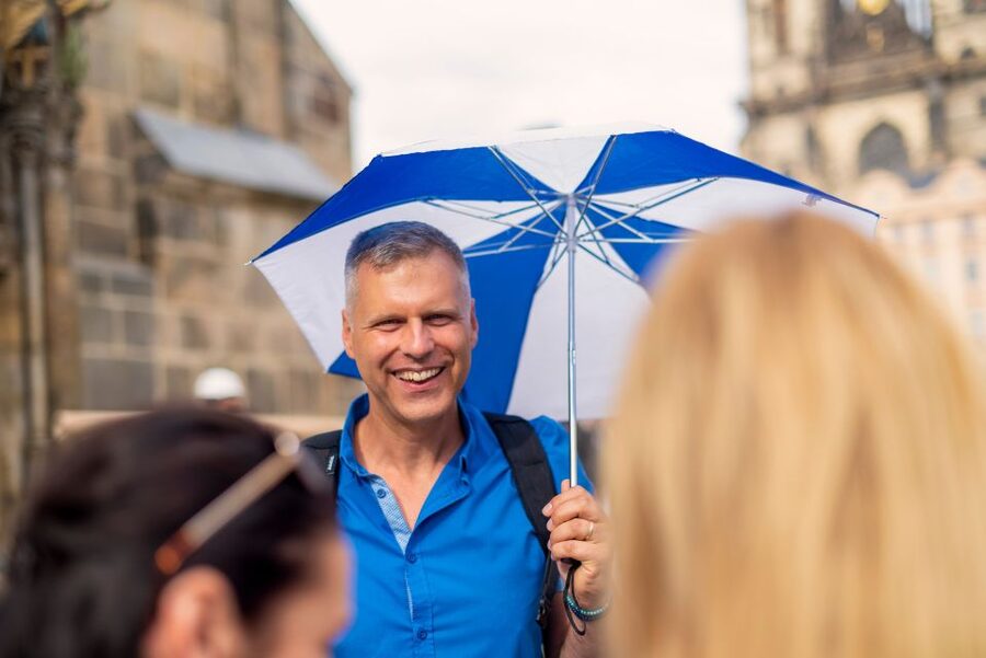 Prague: 6-Hour Tour with River Boat Cruise and Lunch - Starting at Get Prague Guide and getting your bearings at Old Town Square