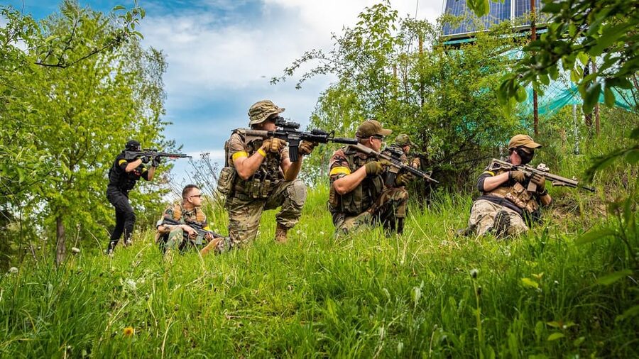 PRAGUE AIRSOFT SHOOTING GAMES - Getting There Without Stress: Private Transport vs DIY for Indoor