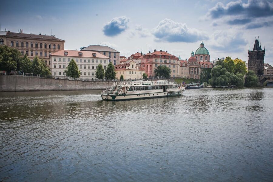 Prague: An unforgettable 2-hour cruise on the Vltava River. - When this cruise is the right choice, and when it is not