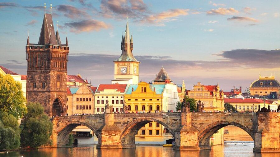 Prague Audioguide - TravelMate app for your smartphone - How to use it on a real day: offline, online, earphones, and text