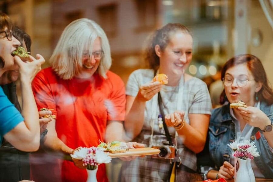 Prague: Award-Winning Old Town Food Tour with Four Drinks - Meeting at Municipal House, then getting your bearings the easy way