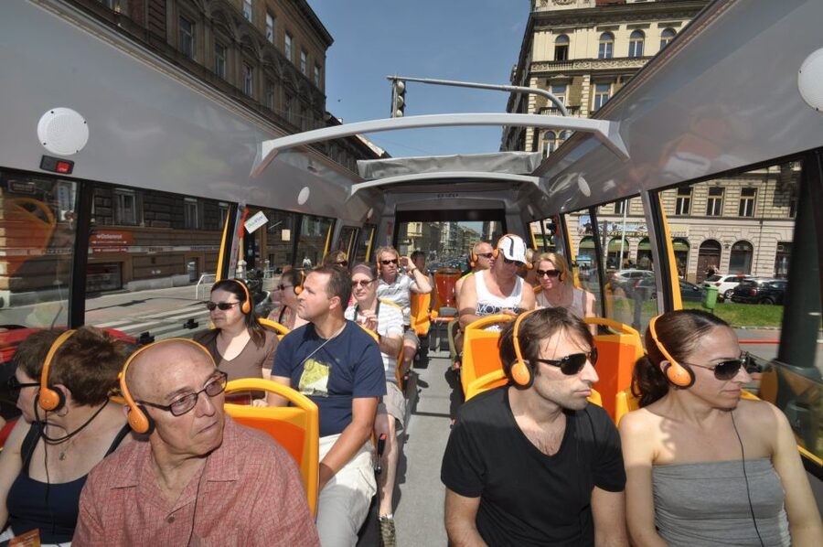 Prague: Big Bus Hop-on Hop-off, Castle Tour and River Cruise - Green line vs red line, and how to pick the right one