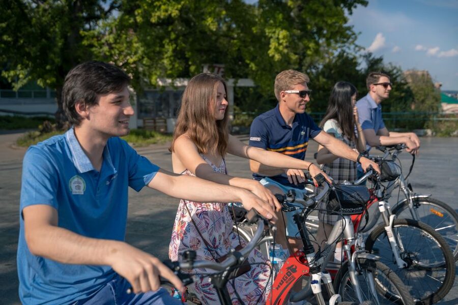 Prague: Bike or E-Bike City Tour with A Local Guide - Bike vs E-Bike: The 150m Climb and What to Choose