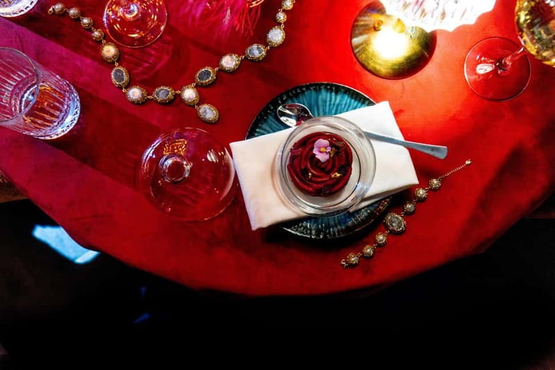 Prague: Cabaret Show at Medusa - Nightlife Prague - Who This Cabaret Evening Is Best For