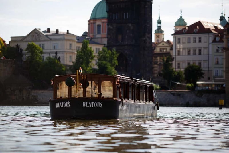 Prague: Canal Cruise Around Charles Bridge - The 50-minute route pacing: short stops, lots of postcard angles