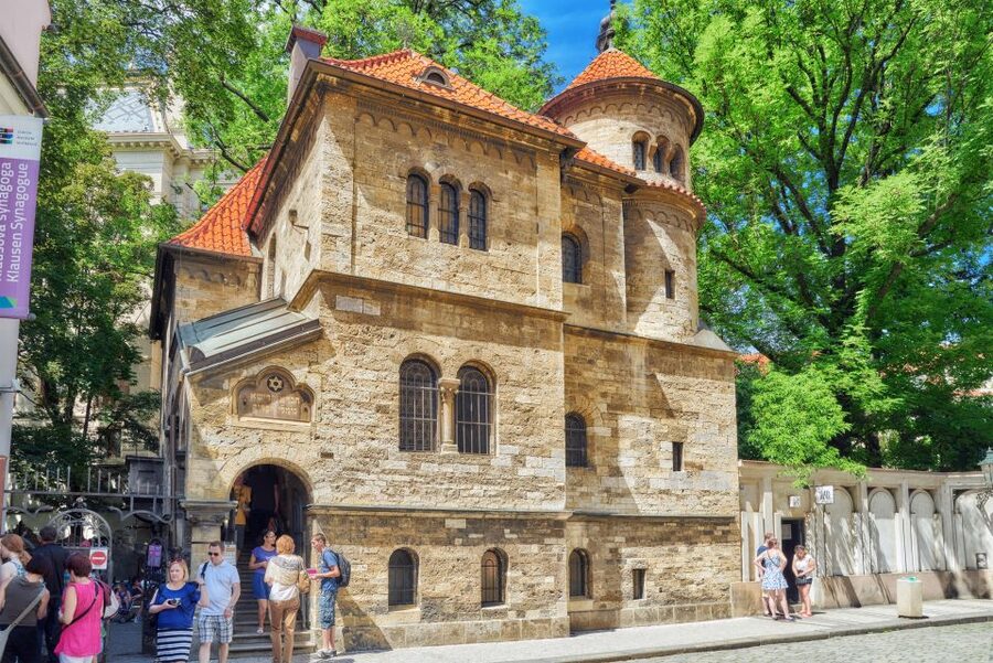 Prague: Castle and Jewish Quarter Tour with Cruise and Lunch - Czech lunch with a drink: the break that keeps the day enjoyable