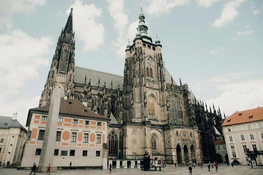 Prague Castle St. Vitus Cathedral, Royal Palace, St. George's Basilica - Tips to get more out of a German-guided experience