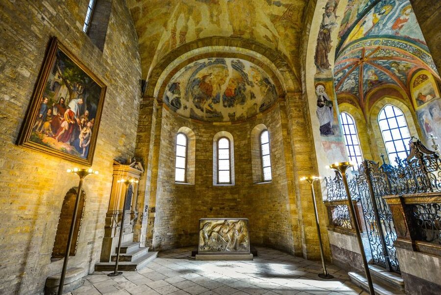 Prague Castle Tour With Tickets - Meeting the Group and Climbing Toward Prague Castle
