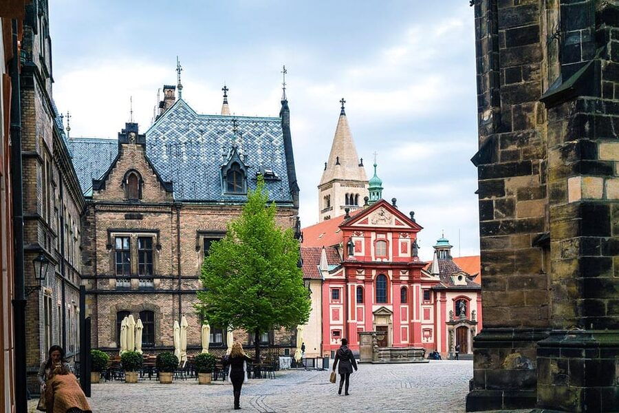 Prague Castle Walking Tour with Live Guide - Meet at Old Town Square: Finding the Martin Tour Yellow Kiosk