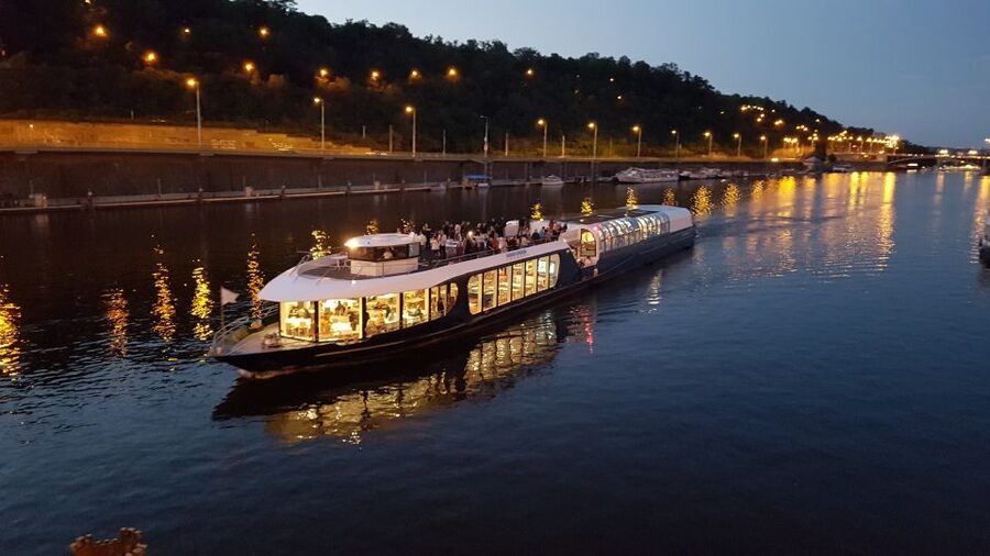 Prague: City Tour and Dinner Cruise with Hotel Pickup - Getting Your Bearings: the Minibus Loop Before the Boat